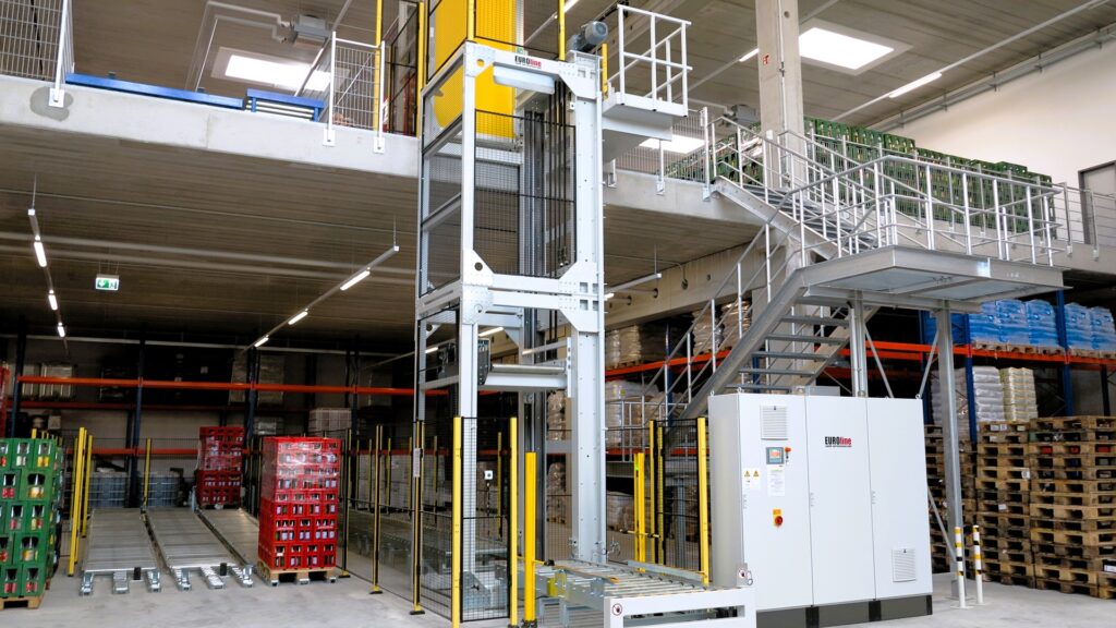 Vertikalförderer Palettenlift in Lagerhalle