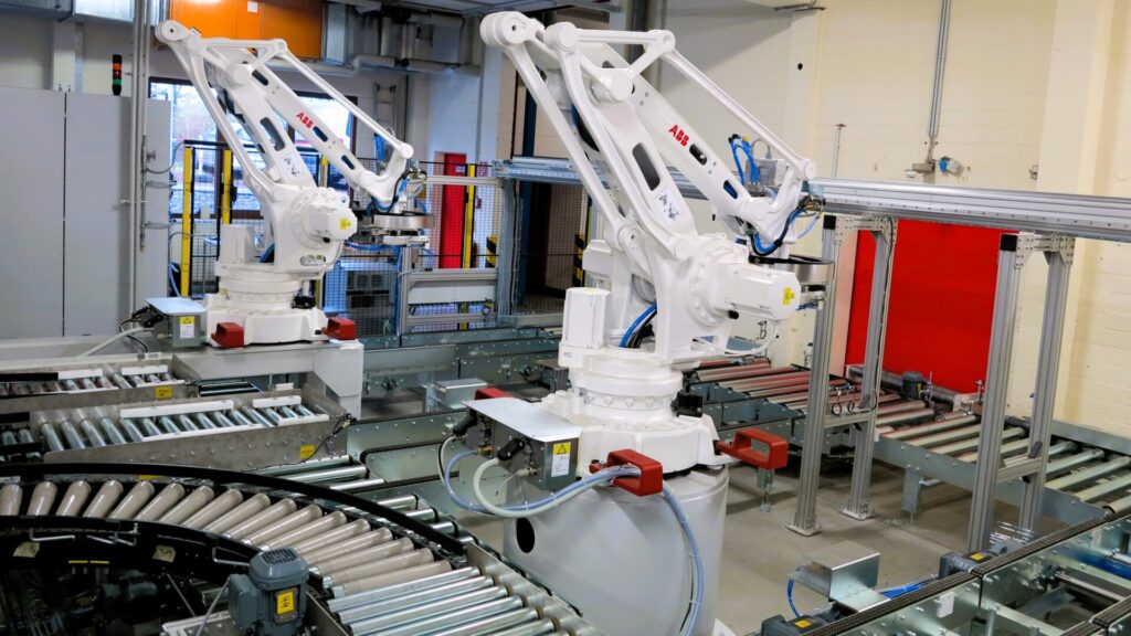 Industrieroboter als EUROline Robus Palettierroboter für Eimer
