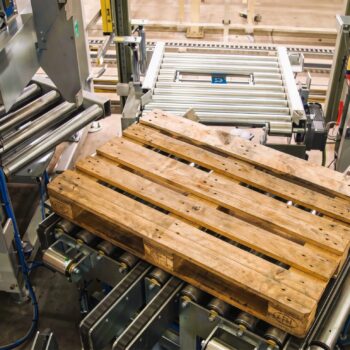 Holzpalette auf Drehtisch mit Fördertechnik