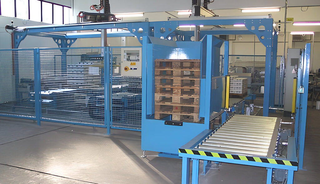 Automatisierte Palettieranlage in Fabrik